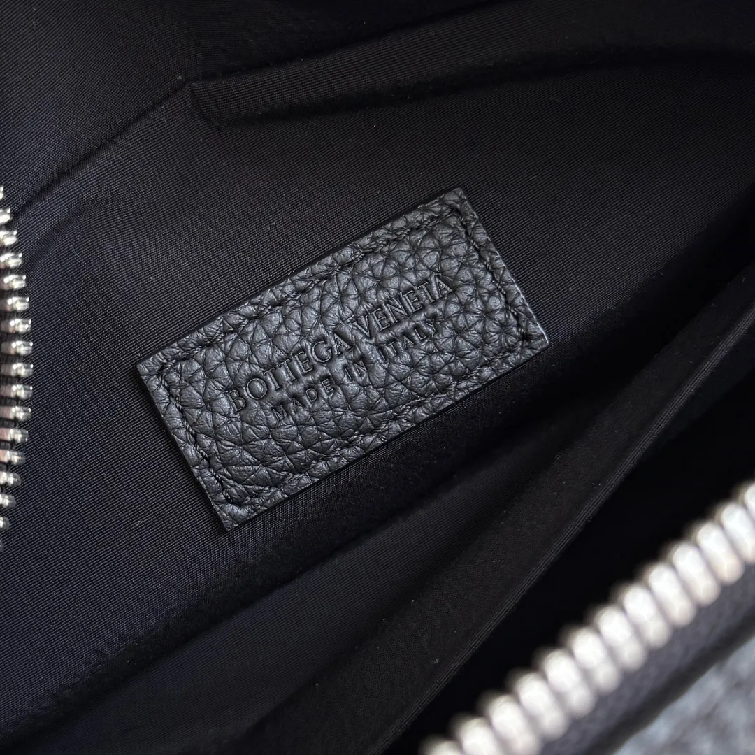 Batch 1260 BOTTEGA VENETA 2024 new INTRECCIATO classic toiletry bag, the choice of discerning people. The low-key luxury quality is the interpretation of its brand. If you like low-key BV, it is the first choice~~ Style number: 729295 Size: 26*13*10cm